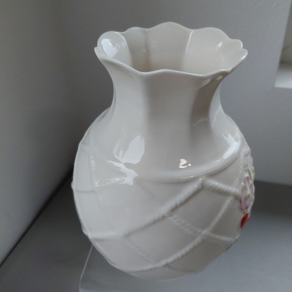 VTG BELLEEK Vase Strawberry Floral Basket Paper Thin Ceramic IRELAND 2002 Ruffle - Picture 4 of 8